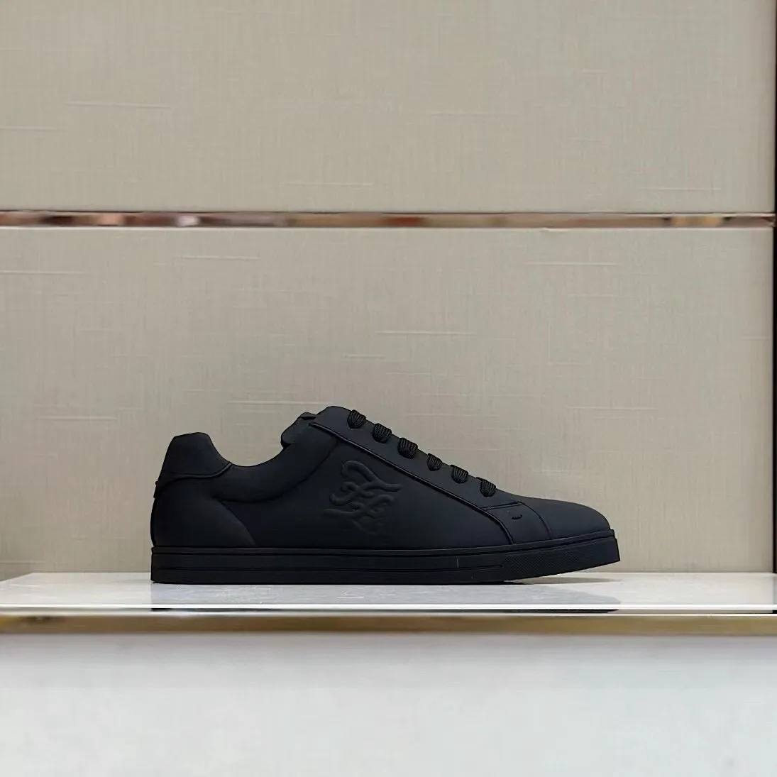 Factory price: 380💰 Fendi men's sports shoes - top version. In the corner, there is no limit to expression, highlighting the FF element cowhide to highlight personality, walking well! The brand letters are embossed with a cowhide label on the shoe mouth. Cowhide upper + cowhide stitching mesh lining + T men's men's shoes 💰U outsole Size: 38-44 (45 customized)